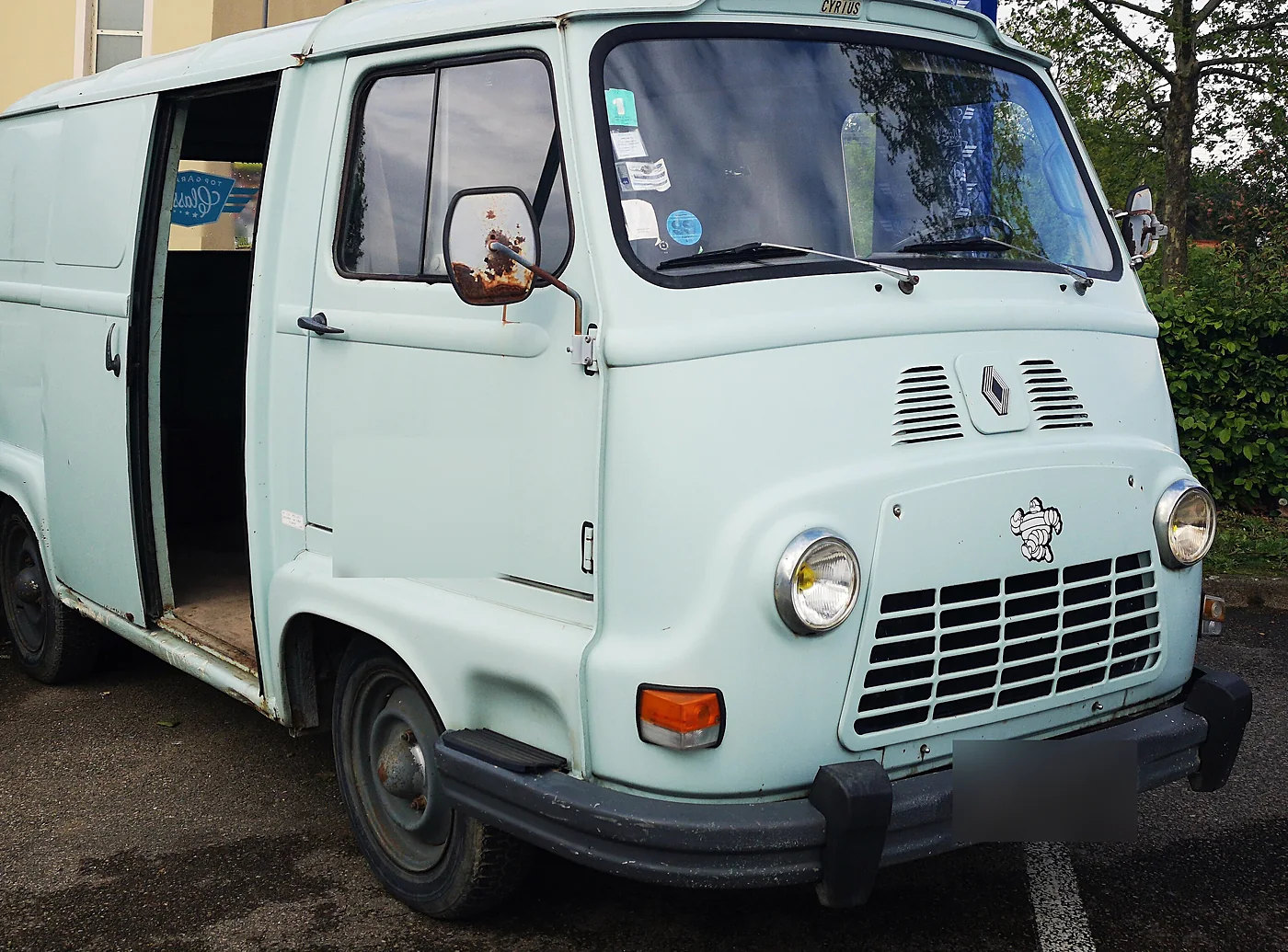 Lichtblauwe Renault Estafette